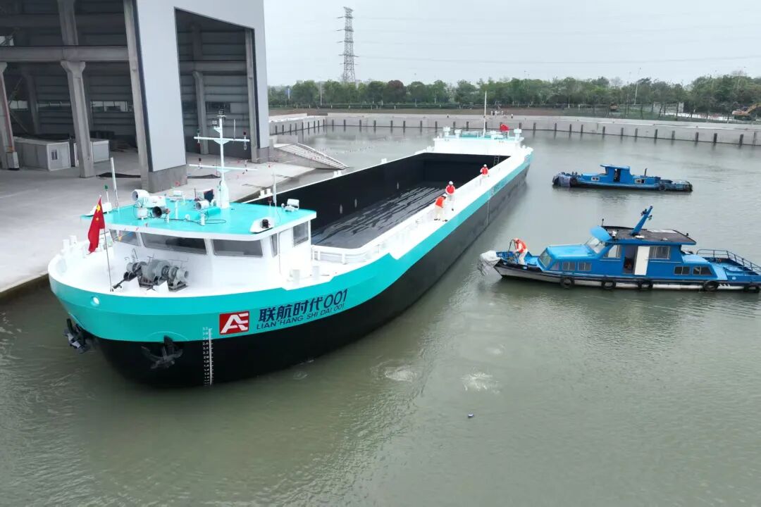 常州首艘新型新能源货船顺利吉水